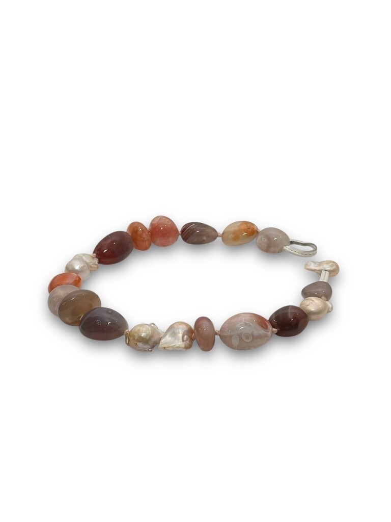 Necklace: Agate with baroque pearls