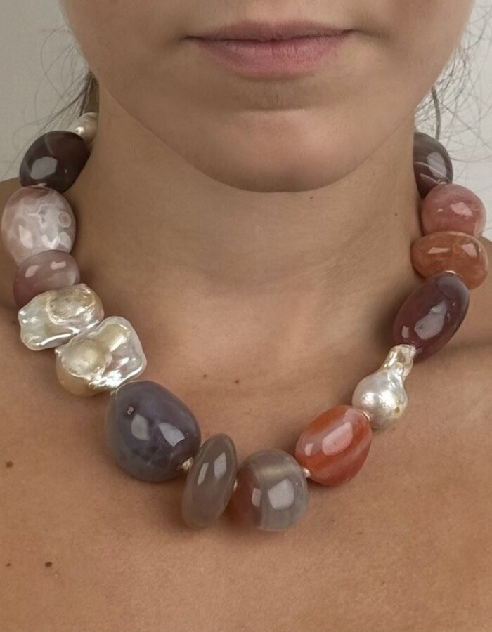 Necklace: Agate with baroque pearls