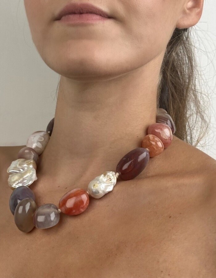 Necklace: Agate with baroque pearls