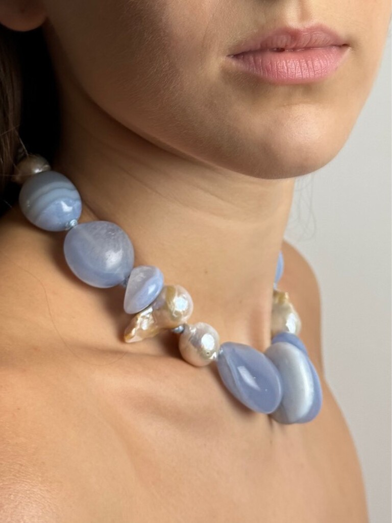 Necklace with calcedony and pearls