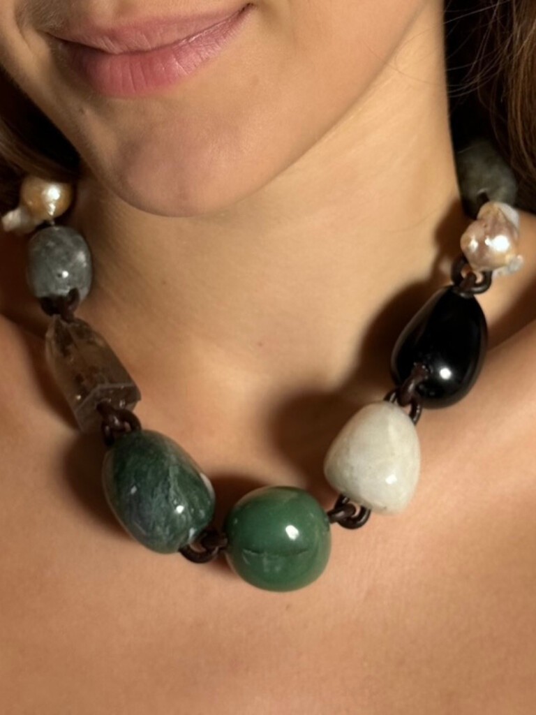 Necklace with mixed materials and leather chain