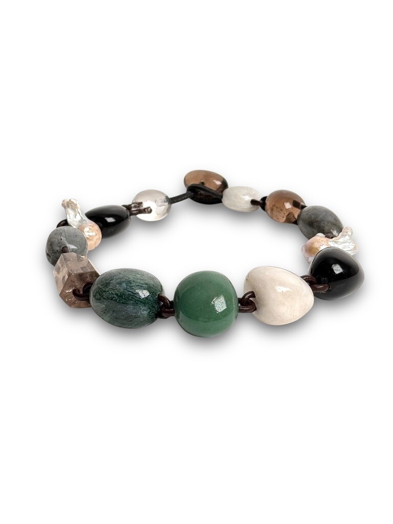 Necklace with mixed materials and leather chain