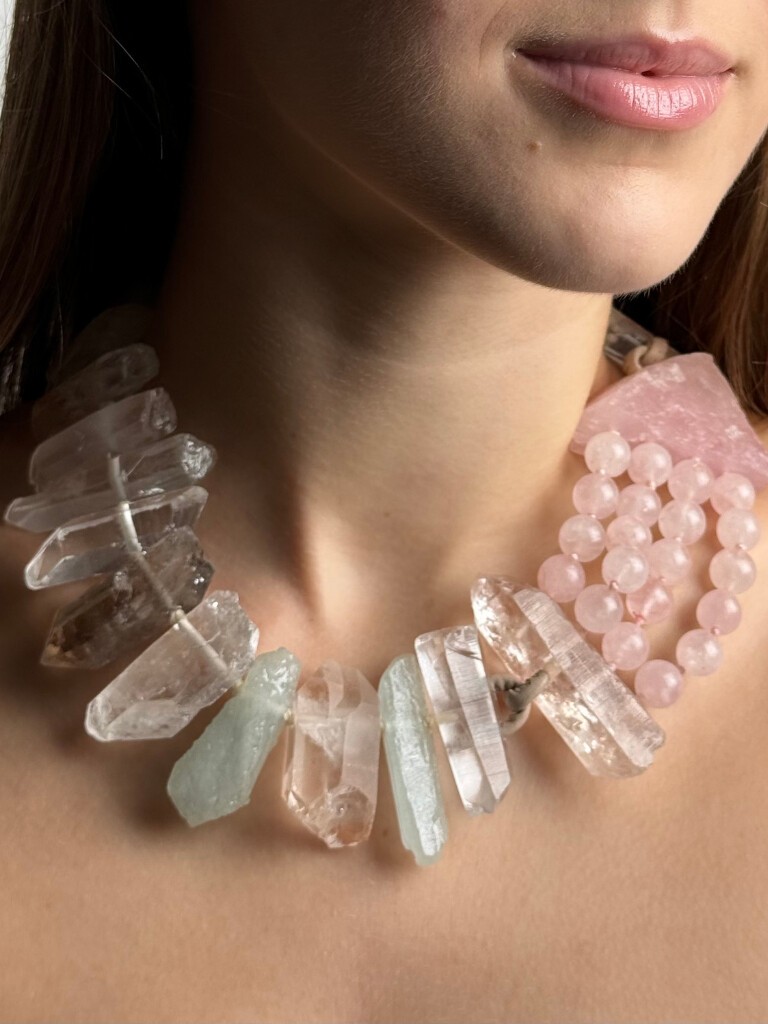 Necklace with quartz