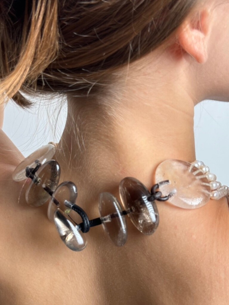 Necklace with quartz and pearls.