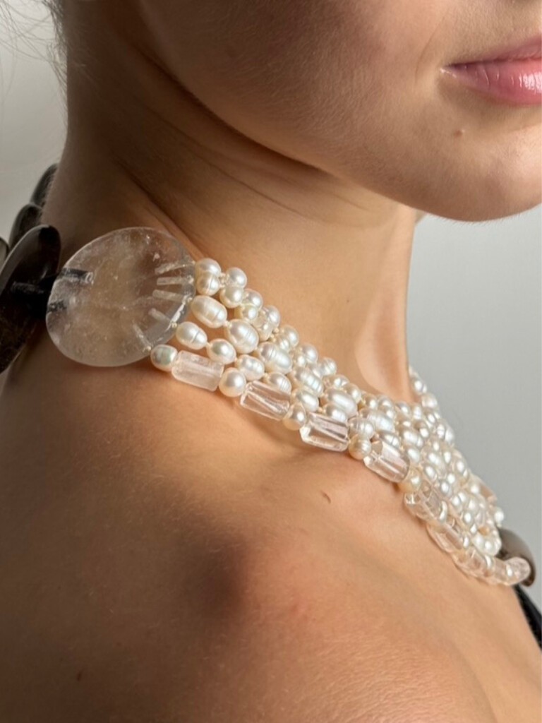Necklace with quartz and pearls.