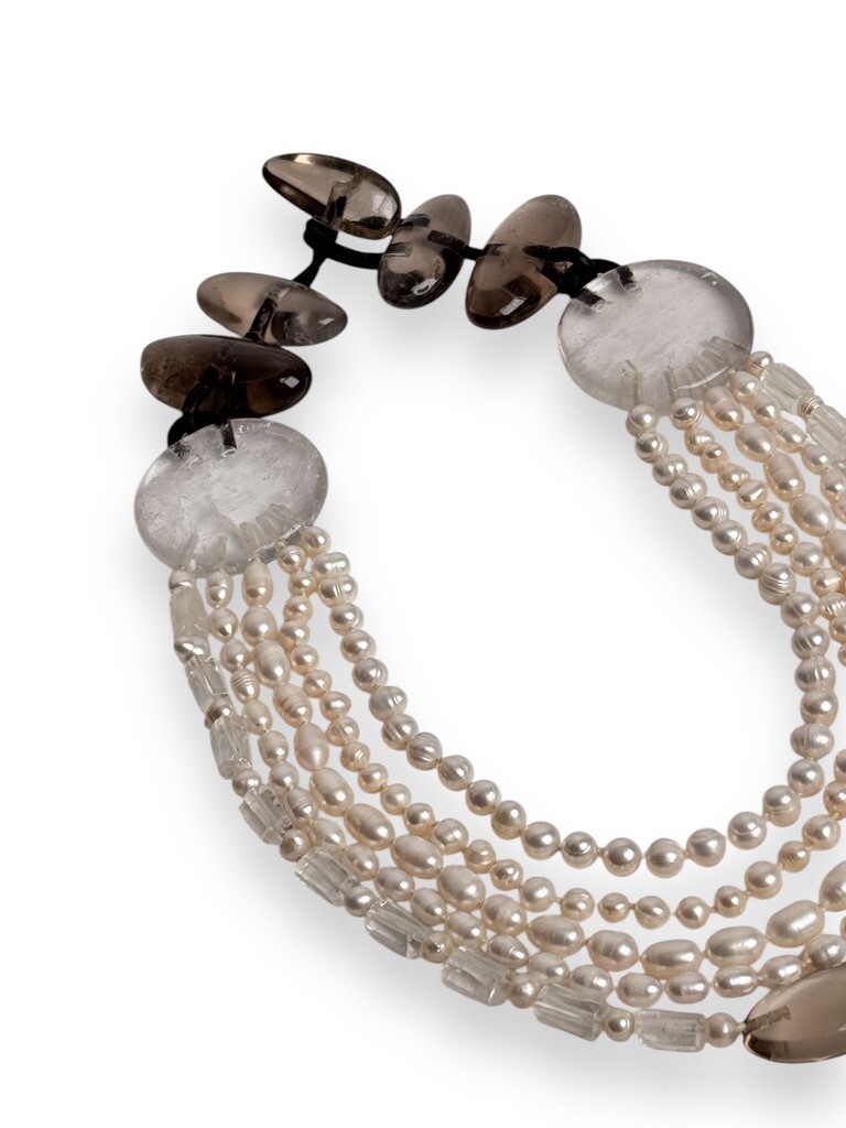 Necklace with quartz and pearls.